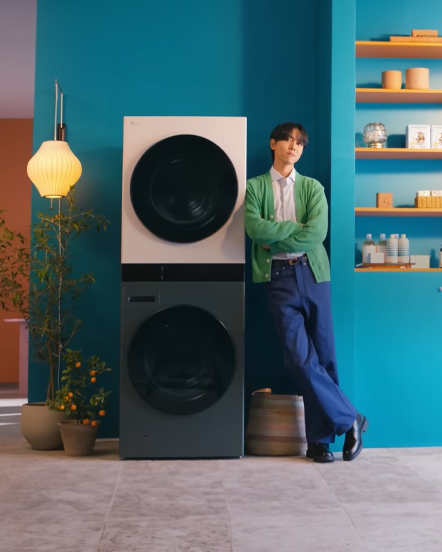 LG 트롬 오브제컬렉션 워시타워 옆에 기대 서있는 주우재